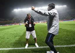 中超关键时刻走向成谜，斯图加特复出首秀，引发热议，资深球员宣示担当