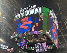 密尔沃基雄鹿迎NBA季后赛关键赛；集结日刷新队史纪录；媒体盛赞；阵容厚度经受考验